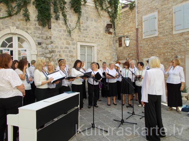 sieviešu koris "Vizma"  koncertē Budvā